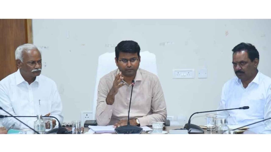 జూలై 9 న డికా సమావేశానికి ముందు వివరణాత్మక నివేదికలను సమర్పించాలని కలెక్టర్ సంతోష్ అధికారులను నిర్దేశిస్తాడు
– PARAHUSHAR NEWS