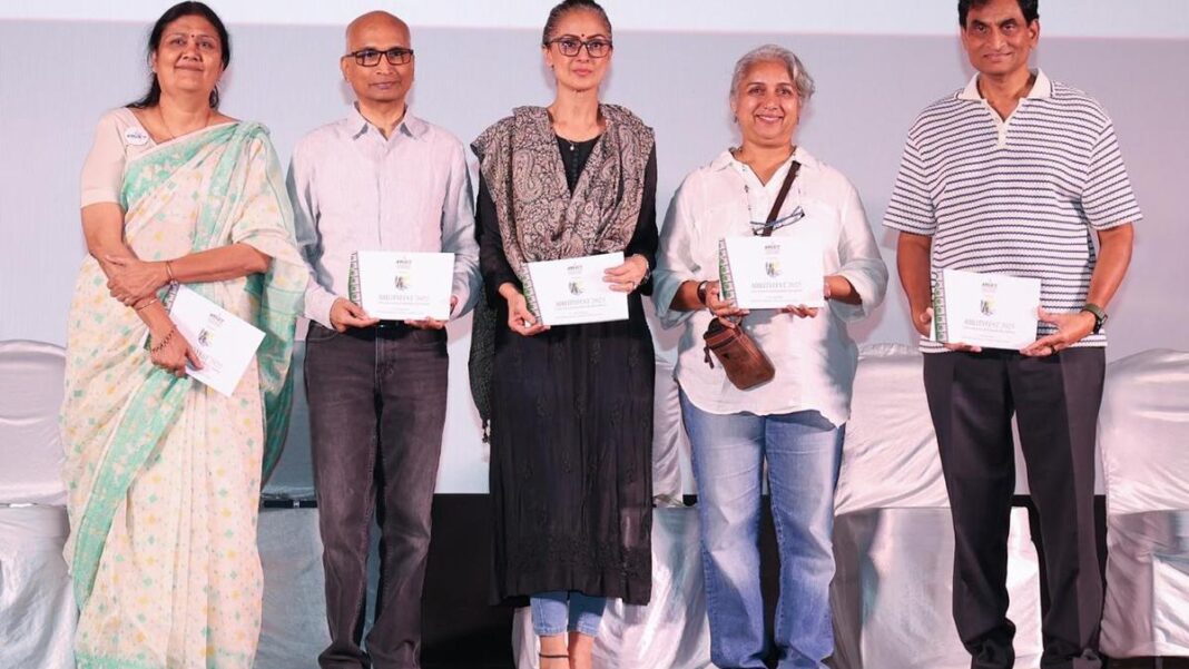 దృష్టి లోపం ఉన్న విద్యార్థులు పర్యాటక కుటుంబాన్ని ఎంత చూశారు
