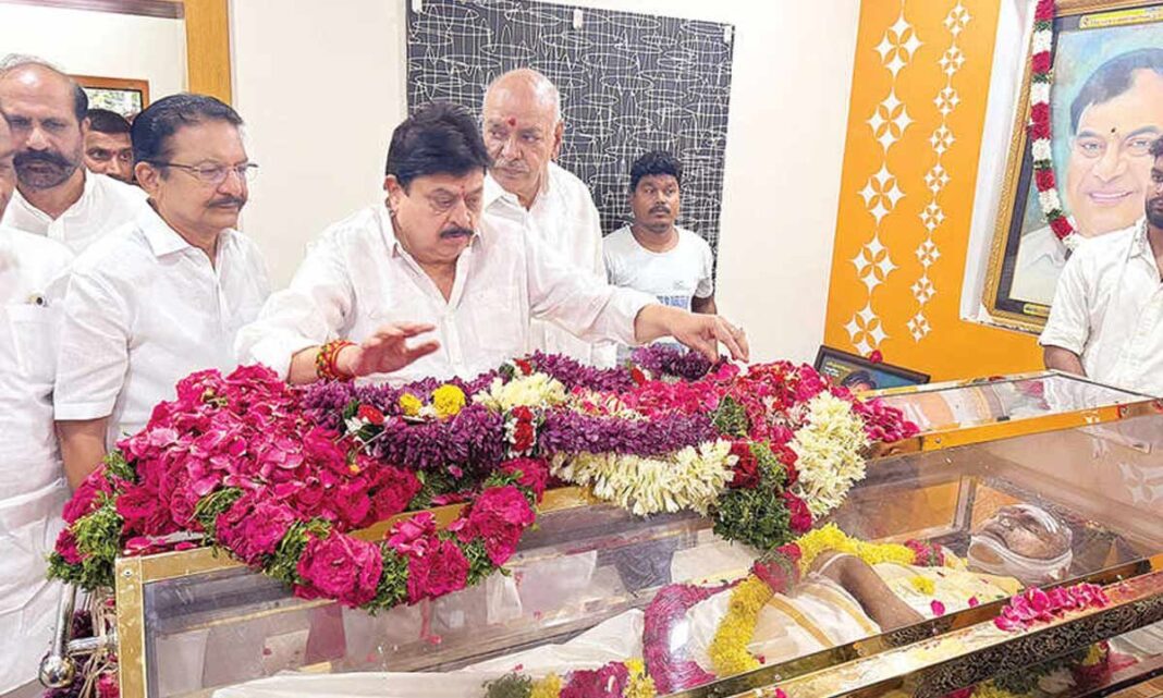 పొలిటికస్ యొక్క గెలాక్సీ, నటులు నివాళులు చెల్లిస్తారు
