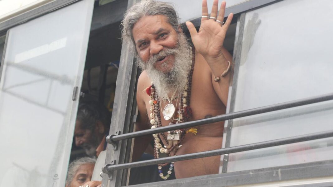 బహుళ-స్థాయి భద్రత మధ్య జమ్మూ నుండి అమర్నాథ్ యాత్ర యాత్రికుల మొదటి బ్యాచ్‌ను ఎల్‌జి ఫ్లాగ్ చేస్తుంది

