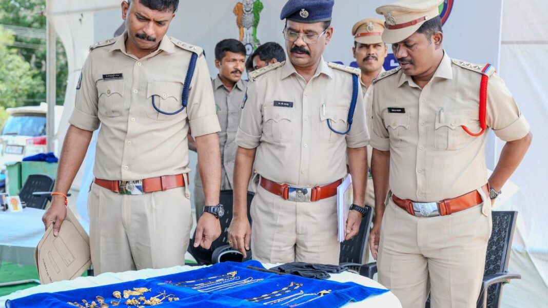 శ్రీకలహస్తీలో హౌస్ బ్రేక్-ఇన్ల కోసం పోలీసు అరెస్ట్ వ్యక్తి, ₹ 27 లక్షల విలువైన వస్తువులను తిరిగి పొందండి
– PARAHUSHAR NEWS