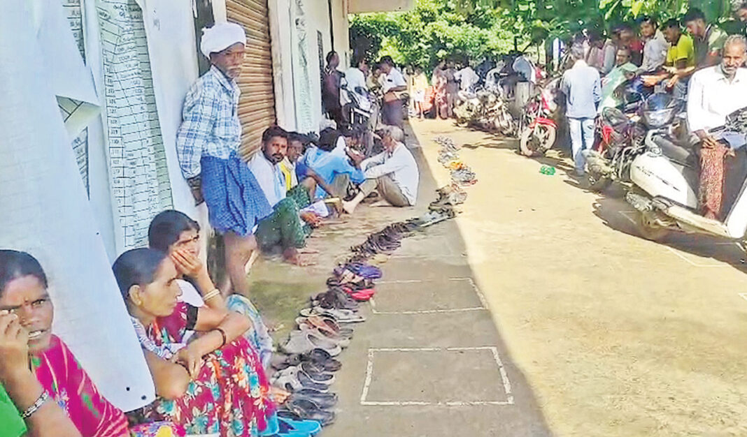 తెలంగాణలో రైతులు యూరియా కొరతపై రోజువారీ పరీక్షను ఎదుర్కొంటారు
– PARAHUSHAR NEWS
