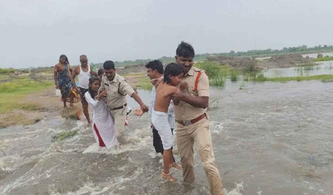 నెళంగాణ ధర్మపురిలో పోలీసులను రక్షించారు
