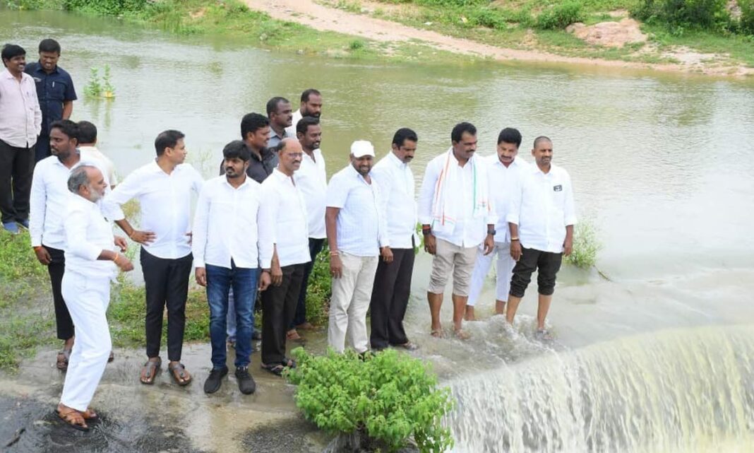 MLA వరద పరిస్థితిని పరిశీలిస్తుంది
– PARAHUSHAR NEWS