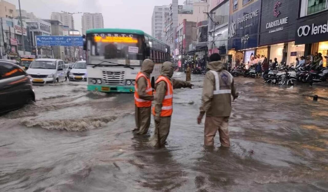 తక్కువ పీడన రూపాలుగా తెలంగాణను కొట్టడానికి భారీ నుండి చాలా భారీ వర్షాలు: IMD హైదరాబాద్
– PARAHUSHAR NEWS