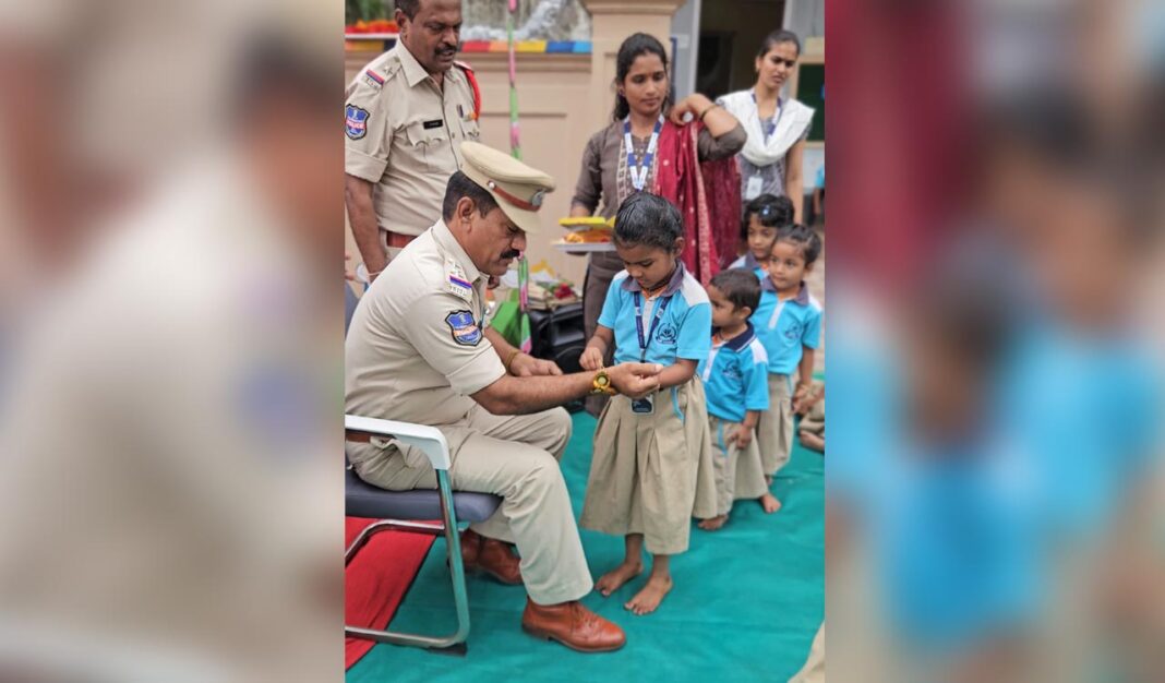 పాఠశాల పిల్లలు మాంచెరియల్‌లో రాఖీస్‌ను పోలీసులతో కట్టివేస్తారు
