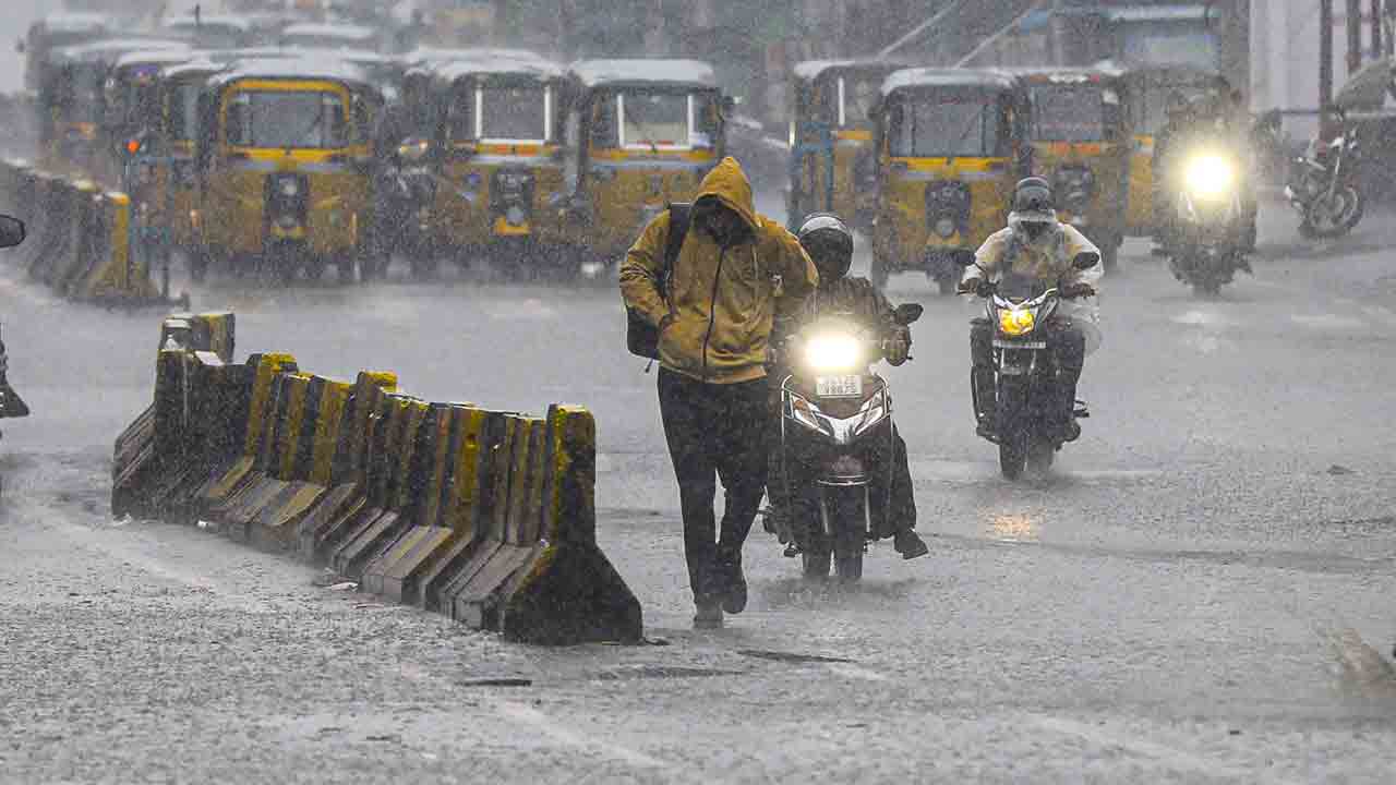 Telangana Rain | Heavy rains in the state for a week.. Good news from weather center