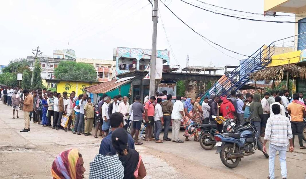 పెరుగుతున్న డిమాండ్ మధ్య యూరియా సంక్షోభం తెలంగాణలో పెరుగుతుంది
