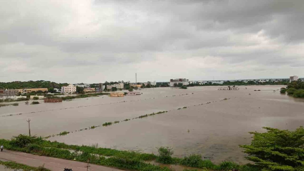 Godavari Ugarupam .. Basara Saraswati Temple Flood .. Photos-Namasthe Telangana
– PARAHUSHAR NEWS