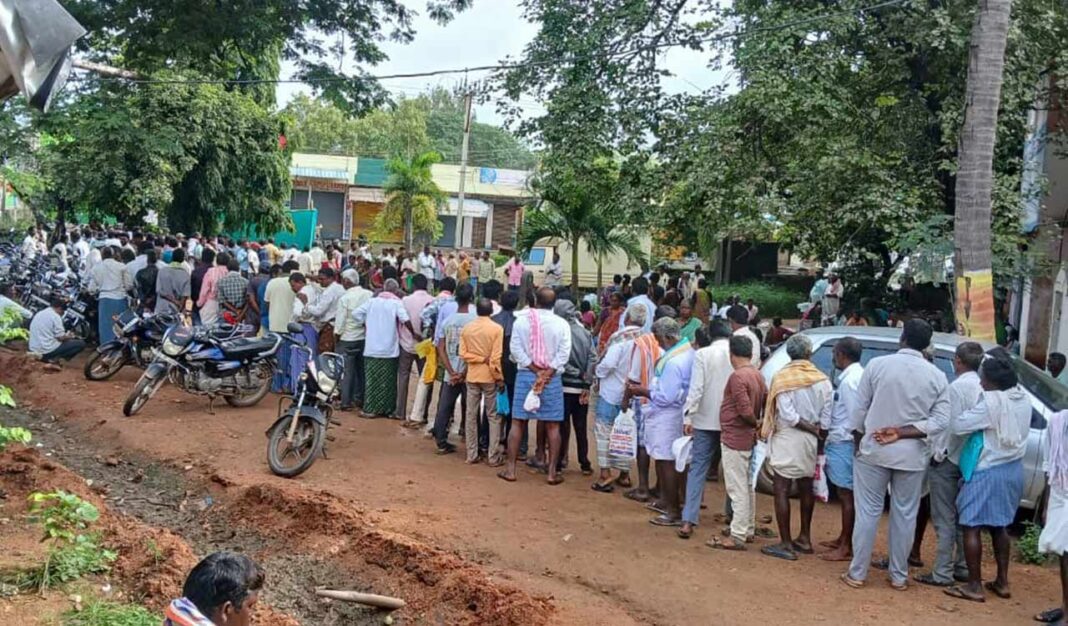 ఖరీఫ్ సీజన్ అభివృద్ధి చెందుతున్నప్పుడు, యూరియా కోసం క్యూలు తెలంగాణలో పెరుగుతూనే ఉన్నాయి
– PARAHUSHAR NEWS