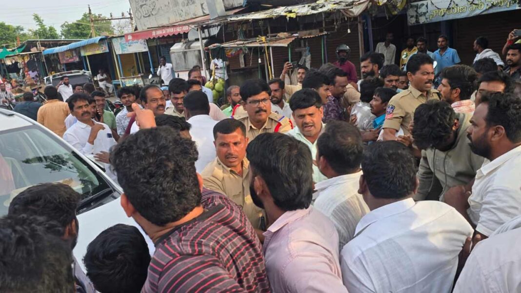 Congress leaders attempt to attack former MLA
– PARAHUSHAR NEWS