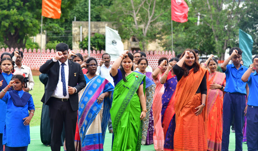 వాచ్: మొదటిది, కరీంనగర్ జిల్లా అధికారులు ఐ-డేలో సంకేత భాషలో జాతీయ గీతం చేస్తారు
