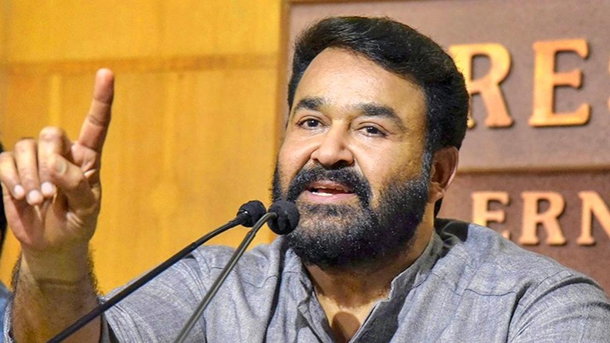 అమ్మ ఎన్నికలు: మలయాళ నటుడి శరీరంలో అధిక-మెట్ల యుద్ధం మగ్గిపోవడంతో నక్షత్రాలు ఎదుర్కొంటాయి
