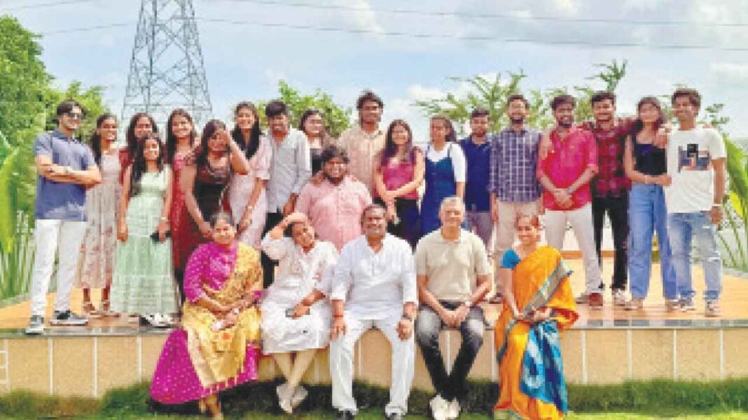 ఆర్కిటెక్చర్ విద్యార్థుల కోసం ఉత్సాహభరితమైన వీడ్కోలు
– PARAHUSHAR NEWS