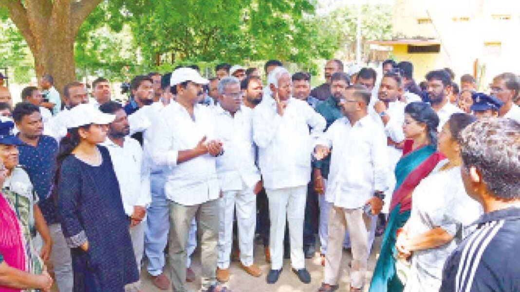 ఎమ్మెల్యేలు టెంప్ స్పోర్ట్స్ స్కూల్ సౌకర్యాలను తనిఖీ చేయండి
– PARAHUSHAR NEWS