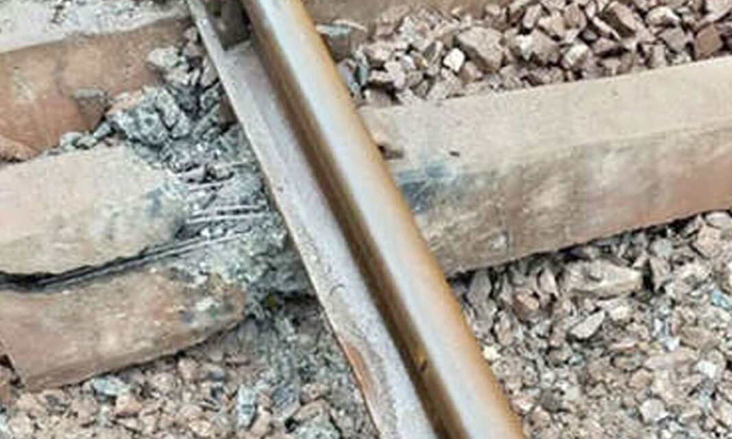 ఐఇడి పేలుడులో రైల్వే సిబ్బంది మరణిస్తాడు
– PARAHUSHAR NEWS
