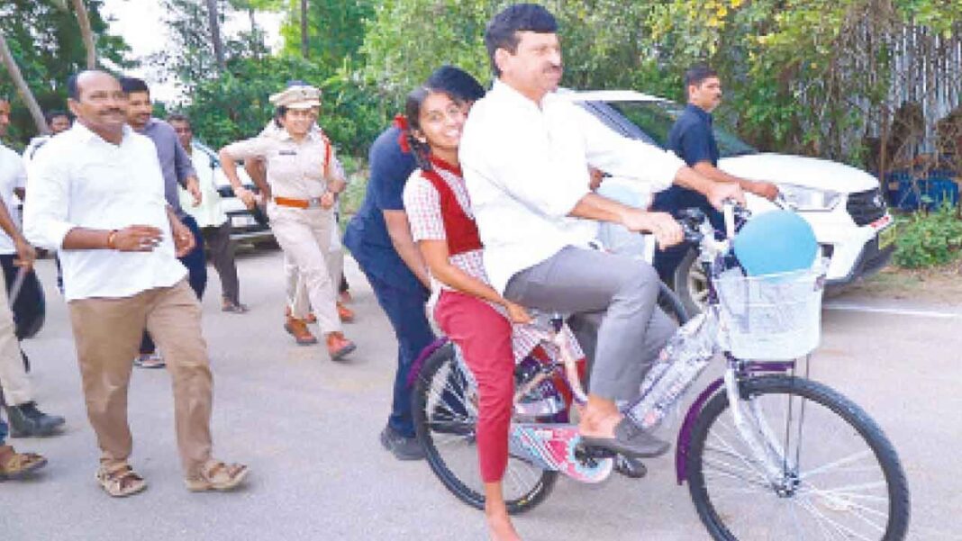 గర్ల్ స్టూడెంట్ డ్రాపౌట్లను అరికట్టడానికి సైకిళ్ళు పంపిణీ చేయబడ్డాయి

