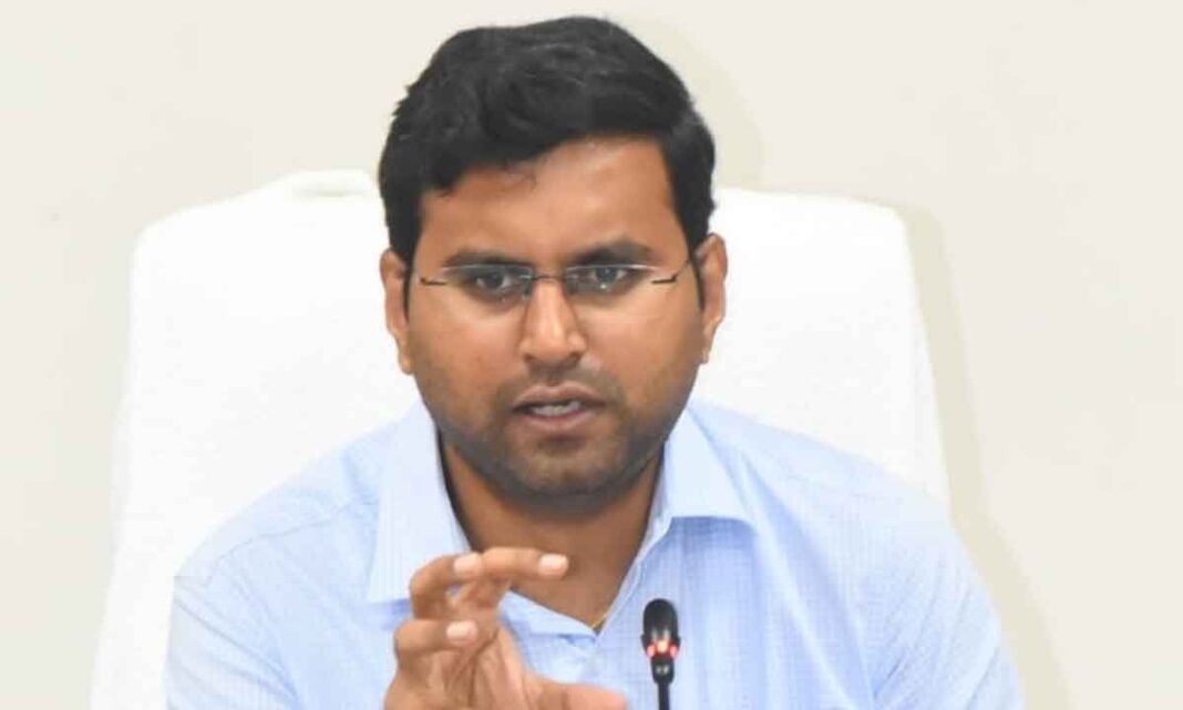 చట్టపరమైన చర్యను ఆహ్వానించడానికి వృద్ధ తల్లిదండ్రుల నిర్లక్ష్యం: కలెక్టర్
– PARAHUSHAR NEWS