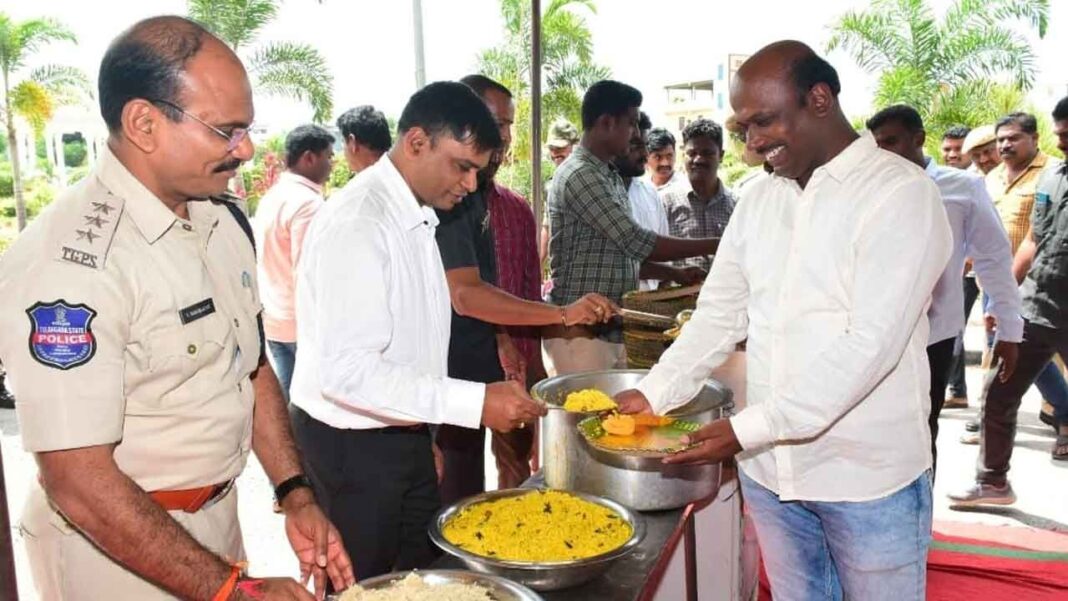 జిల్లా పోలీసు ప్రధాన కార్యాలయంలో గడ్వాల్ ఎస్పీ నిర్వహించిన అన్నాదనం కార్యక్రమం
