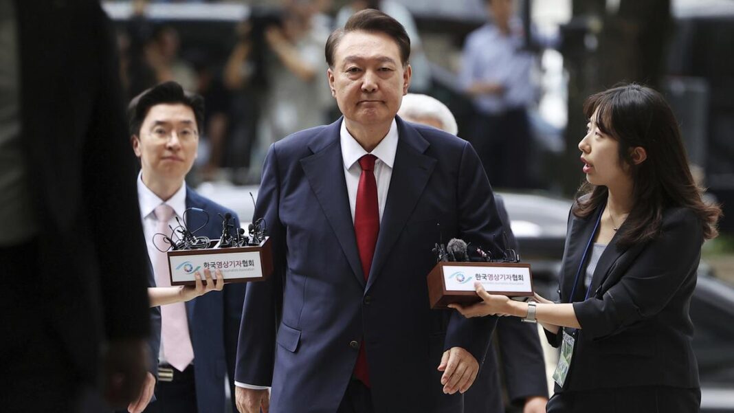 దక్షిణ కొరియా జైలు శిక్ష అనుభవిస్తున్న మాజీ నాయకుడు యూన్ జైలు యూనిఫామ్ తీయడం ద్వారా ప్రశ్నిస్తూ ప్రతిఘటించాడు
– PARAHUSHAR NEWS