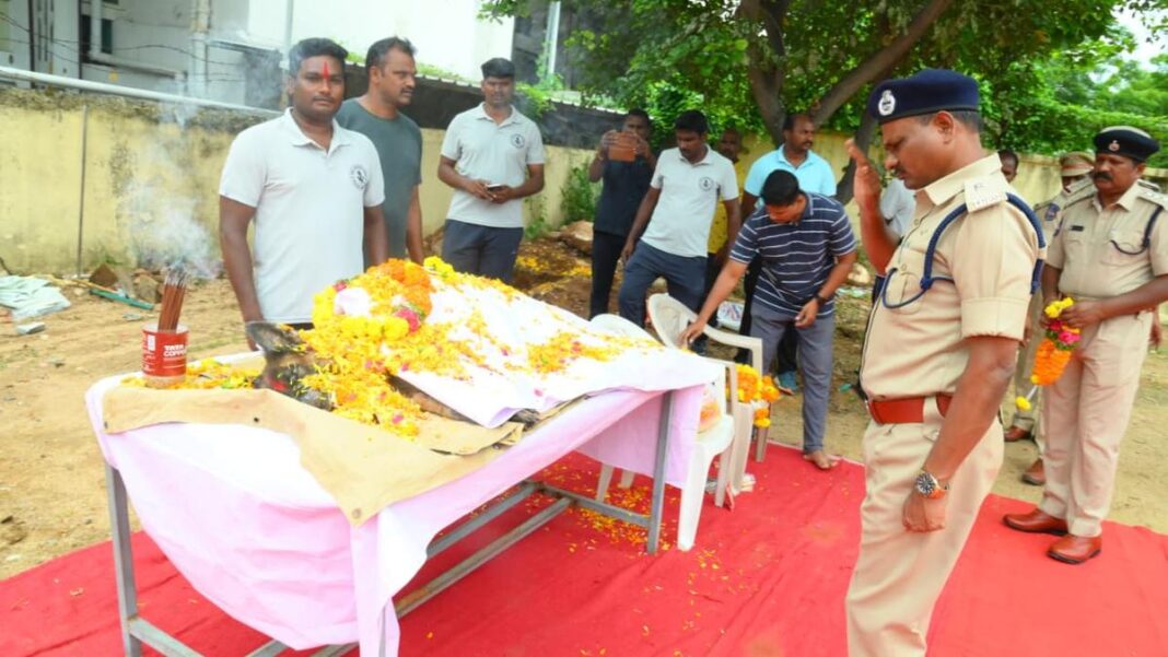 నల్గోండా జిల్లా యొక్క నాలుగు కాళ్ల స్లీత్ అయిన పింకీకి పోలీసు గౌరవాలతో అంత్యక్రియలు
– PARAHUSHAR NEWS