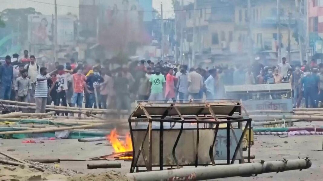 నెత్తుటి తిరుగుబాటు చేసిన ఒక సంవత్సరం తరువాత, బంగ్లాదేశ్ రాజకీయ స్థిరత్వానికి దూరంగా ఉంది
– PARAHUSHAR NEWS