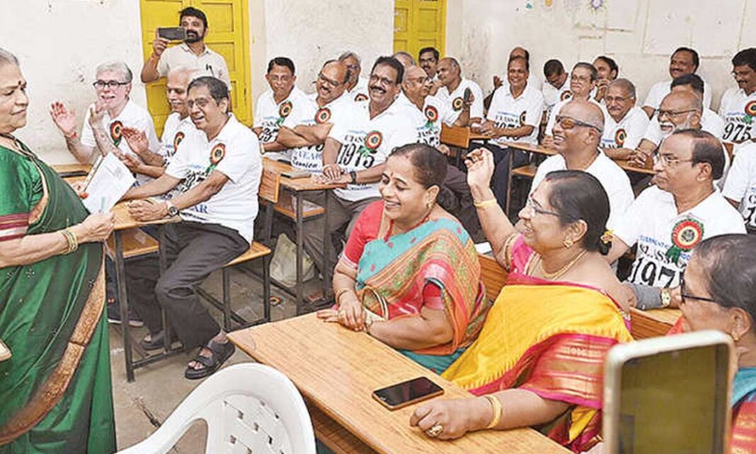 పూర్వ విద్యార్థుల పున un కలయిక సమావేశం జరిగింది
– PARAHUSHAR NEWS