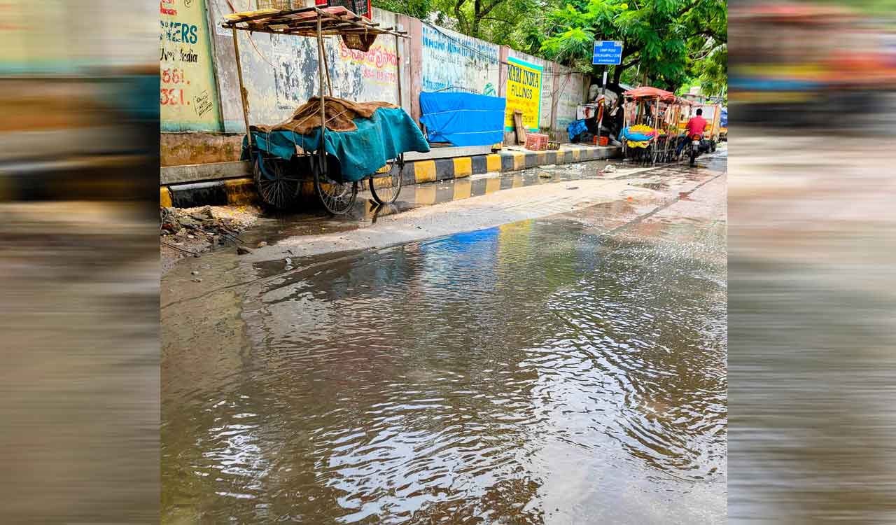 భారీ వర్షాల తరువాత హైదరాబాద్: నగరం మురుగునీటి ఓవర్ఫ్లో సమస్యలను ఎదుర్కొంటుంది, నివాసితులు దుర్వాసన నుండి ఉపశమనం పొందుతారు
– PARAHUSHAR NEWS