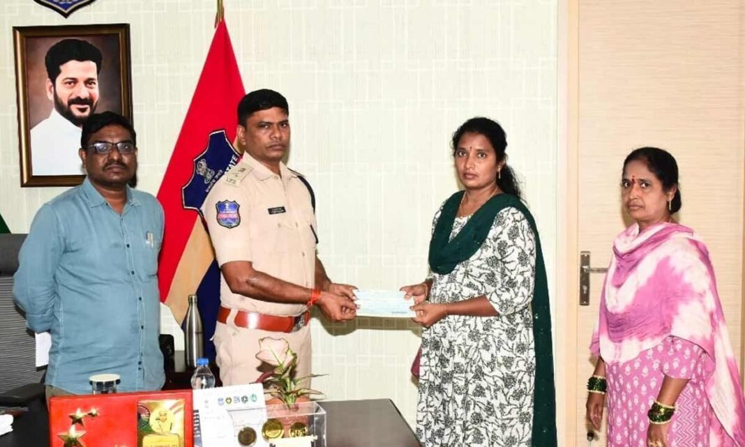 మరణించిన పోలీసు అధికారి కుటుంబానికి కార్పస్ ఫండ్ మరియు వితంతువు పెన్షన్ మీద జిల్లా ఎస్పీ చేతులు
– PARAHUSHAR NEWS