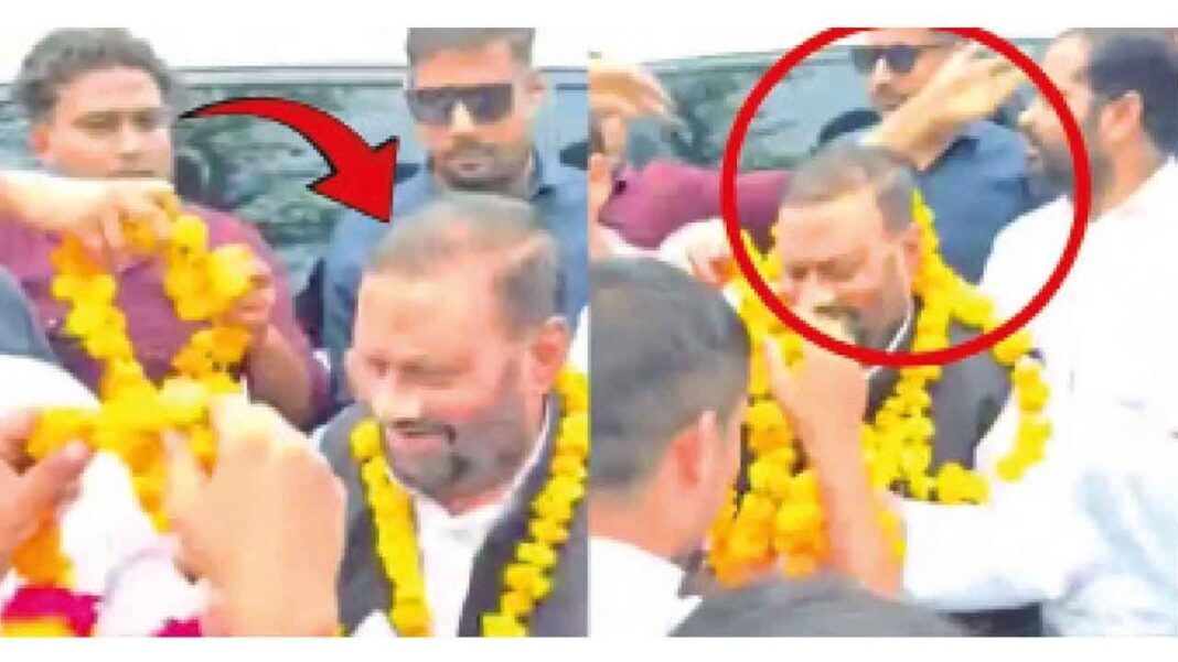 మాజీ మంత్రి మౌర్య సమావేశంలో చెంపదెబ్బ కొట్టారు
– PARAHUSHAR NEWS