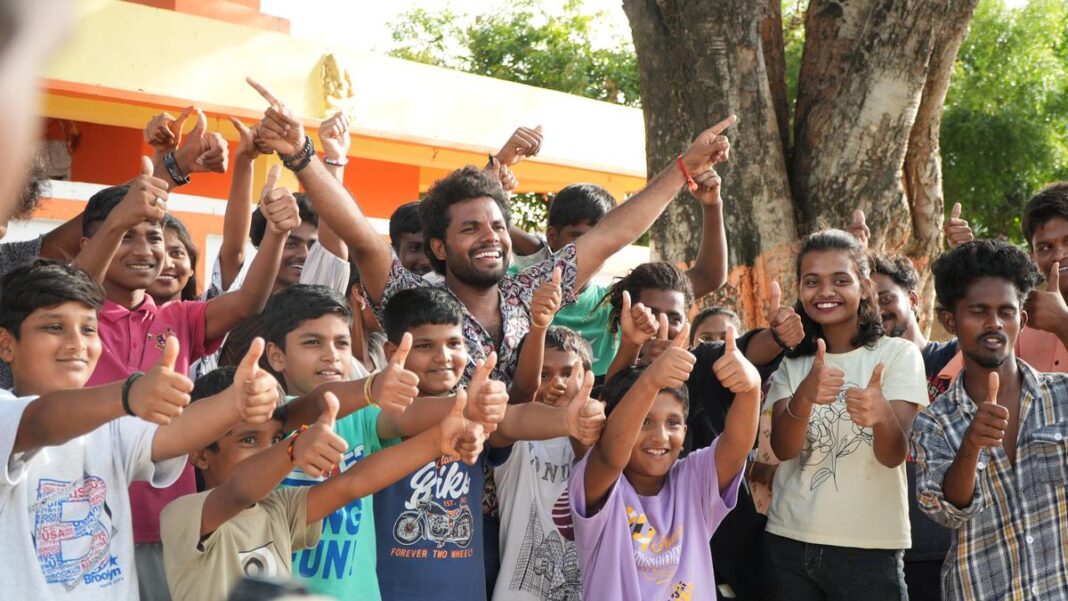 'మోథెవారి లవ్ స్టోరీ' వెబ్ సిరీస్ రివ్యూ: అనిల్ గీలా గ్రామీణ తెలంగానాలో సెట్ చేసిన స్లైస్-ఆఫ్-లైఫ్ డ్రామాకు నాయకత్వం వహిస్తుంది
