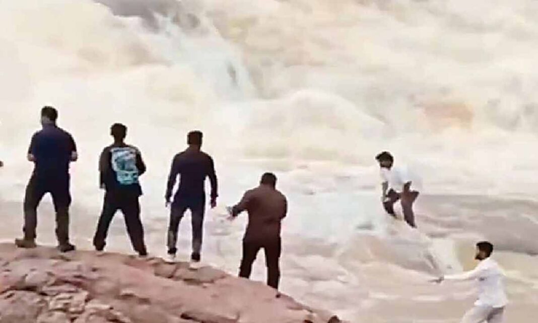 యూట్యూబర్ కలలు జలపాతం వద్ద కొట్టుకుపోయాయి
