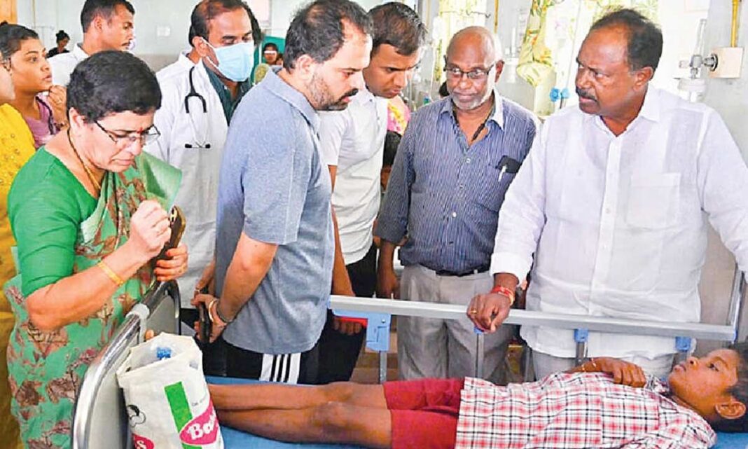 సైన్స్ టీచర్ ప్రిన్సిపాల్‌తో టిఎఫ్ఎఫ్ తర్వాత విద్యార్థులను విషం చేస్తుంది
