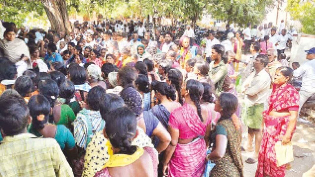 సింగిల్ డేలో మూడు నిరసనల తర్వాత రైతులకు రెండు బ్యాగ్స్ యూరియా వస్తుంది
