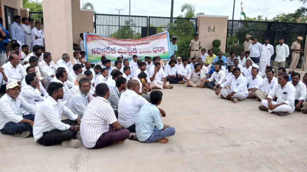 Dharna on humiliation on Public Day Day .. Namasthe Telangana
– PARAHUSHAR NEWS