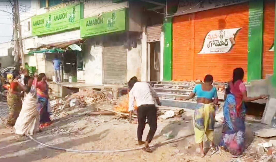 వాచ్: తీవ్రమైన యూరియా కొరత సంక్షోభం మధ్య తెలంగాణ నిరసన అంతటా రైతులు

