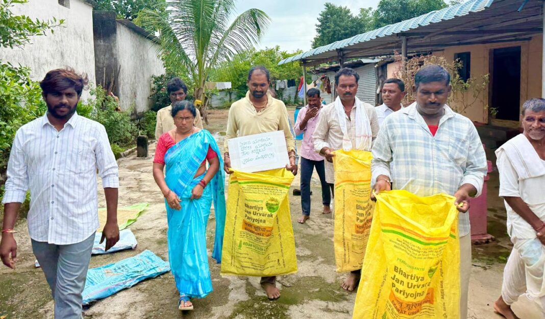 కొరత మధ్య యూరియా కొనడానికి రైతులు ఆదిలాబాద్‌లో భిక్ష కోరుకుంటారు
