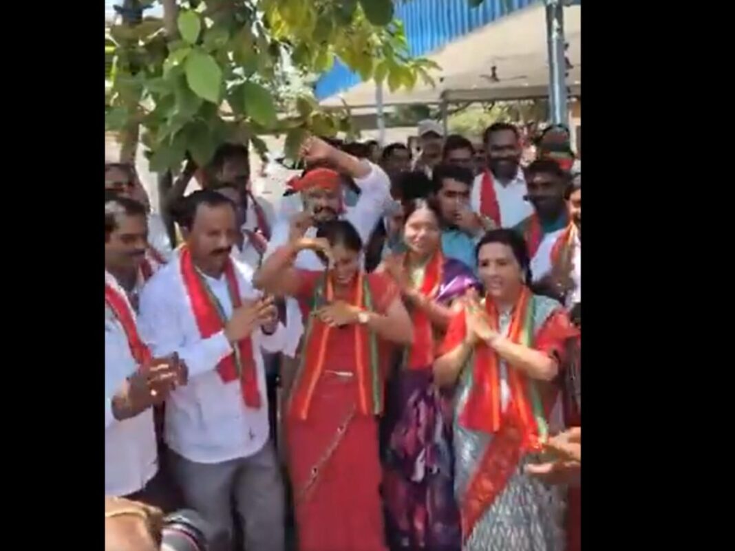MLA Yashaswini Reddy and Aunt Jhansi Reddy Dance
– PARAHUSHAR NEWS