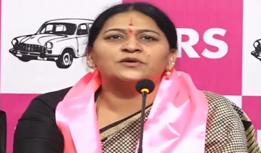 కవితాను నిలిపివేయడానికి KCR నిర్ణయాన్ని BRS క్యాడ్రేస్ తిరిగి
