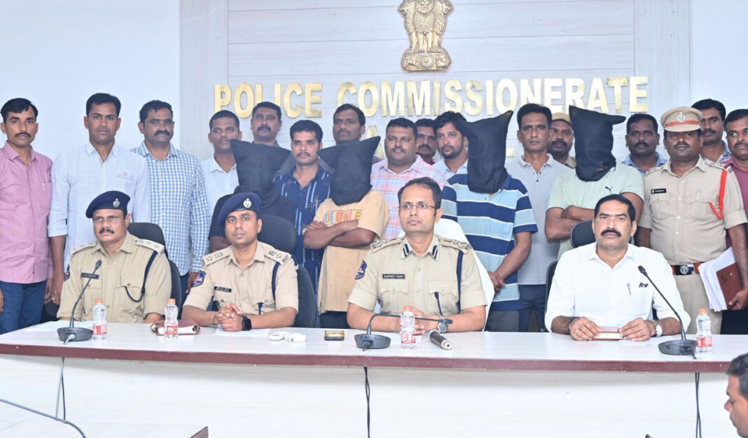 రూ .3.81 కోట్ల విలువైన 750 కిలోల గంజా, ఖనాపూర్ సమీపంలో నలుగురు ధూమపానం చేసినట్లు వారంగల్ పోలీసులు స్వాధీనం చేసుకున్నారు
– PARAHUSHAR NEWS
