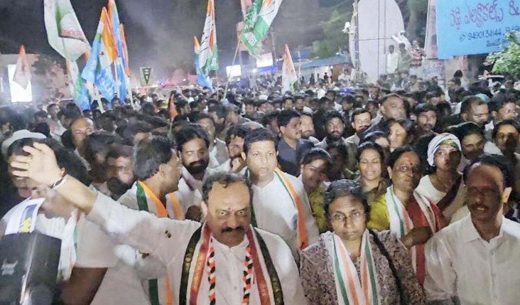 కాంగ్రెస్ జనహిత పదాయత్ర యూరియా కొరతను ఎదుర్కొంటుంది మరియు వర్షపు అడ్డంకులను ఎదుర్కొంటుంది
