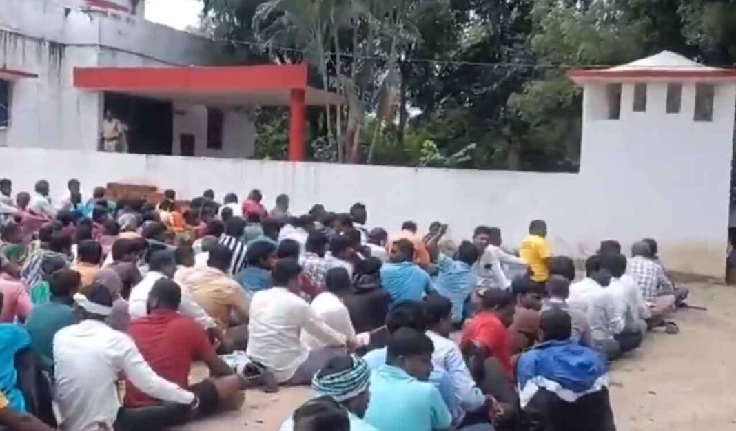 వాచ్: రైతులు కర్రెడ్డీలోని యూరియా కోసం పోలీస్ స్టేషన్ వద్ద వేచి ఉండవలసి వచ్చింది; ఒకటి వేడిలో కూలిపోతుంది
– PARAHUSHAR NEWS