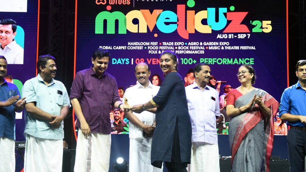 ఉత్తమ రిపోర్టర్ కోసం హిందూ స్క్రైబ్ అవార్డు అందుకుంటాడు
– PARAHUSHAR NEWS