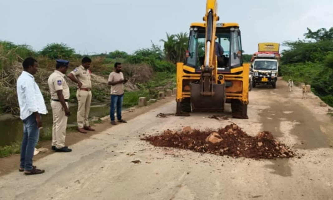 ఐజా -కూర్నూల్ హైవే వంతెనపై ప్రధాన గుంతలు కనిపించిన తరువాత స్విఫ్ట్ చర్య
– PARAHUSHAR NEWS
