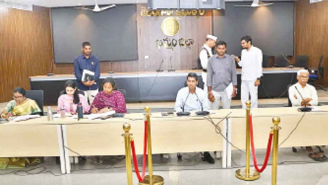 కలెక్టర్ సమీక్షలు స్థానిక శరీర ఎన్నికలకు సంసిద్ధతను
