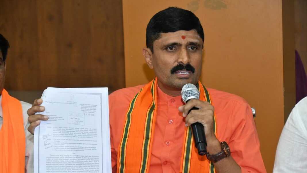 కాలాబురాగిలో అక్రమ ఇసుక త్రవ్వకాలపై చర్యలు కోరుతూ సిద్దలింగ స్వామిని తరలించాలని స్వామి
