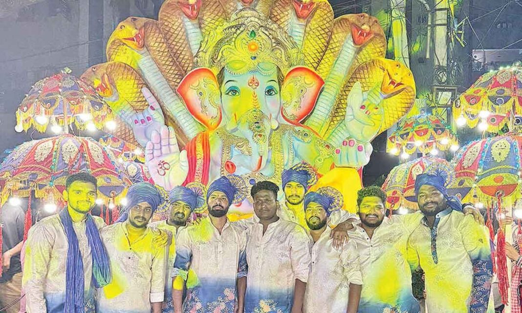 గణేష్ చతుర్థి వేడుకలు గాయత్రి నగర్లో వైభవం తో ముగుస్తాయి
– PARAHUSHAR NEWS