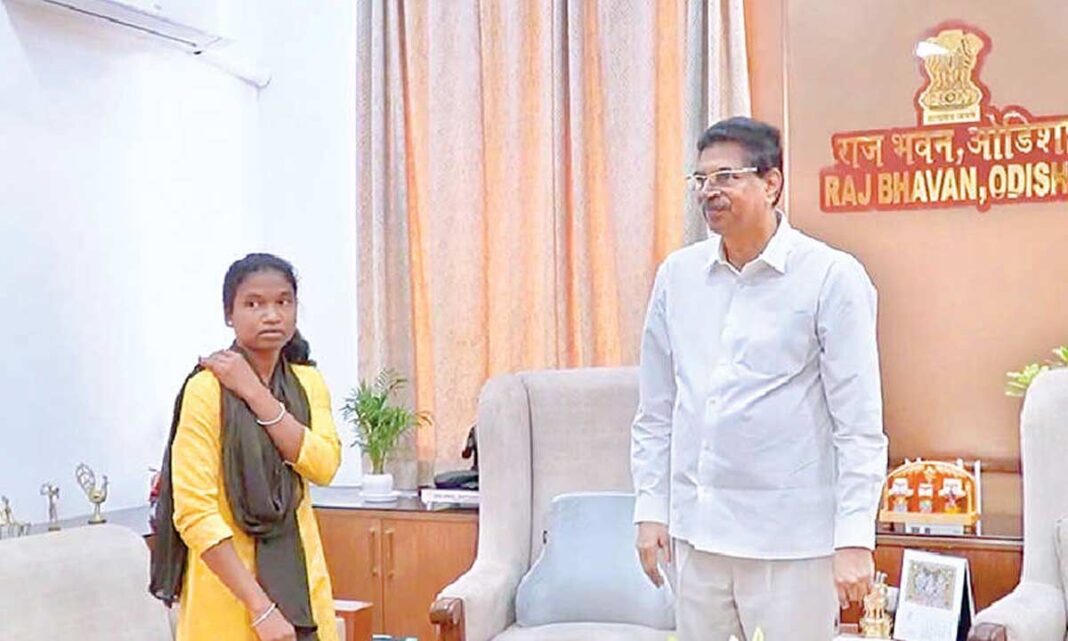 గువ్ నీట్ పగులగొట్టిన గిరిజన అమ్మాయి
– PARAHUSHAR NEWS