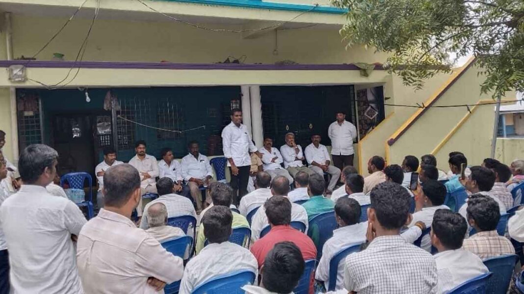 డాక్టర్ అంజనేయులు గౌడ్ మరియు బసు హనుమంతు నాయుడు కెటి డాడిలో కీ సమావేశాన్ని నిర్వహిస్తున్నారు
– PARAHUSHAR NEWS
