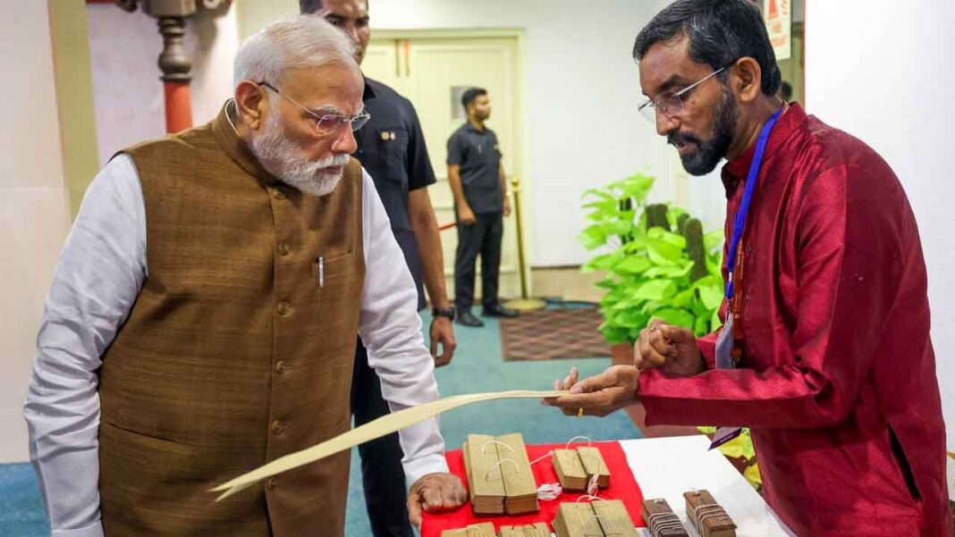 పురాతన మాన్యుస్క్రిప్ట్స్ యొక్క డిజిటలైజేషన్ పైరసీని అరికడుతుంది
– PARAHUSHAR NEWS